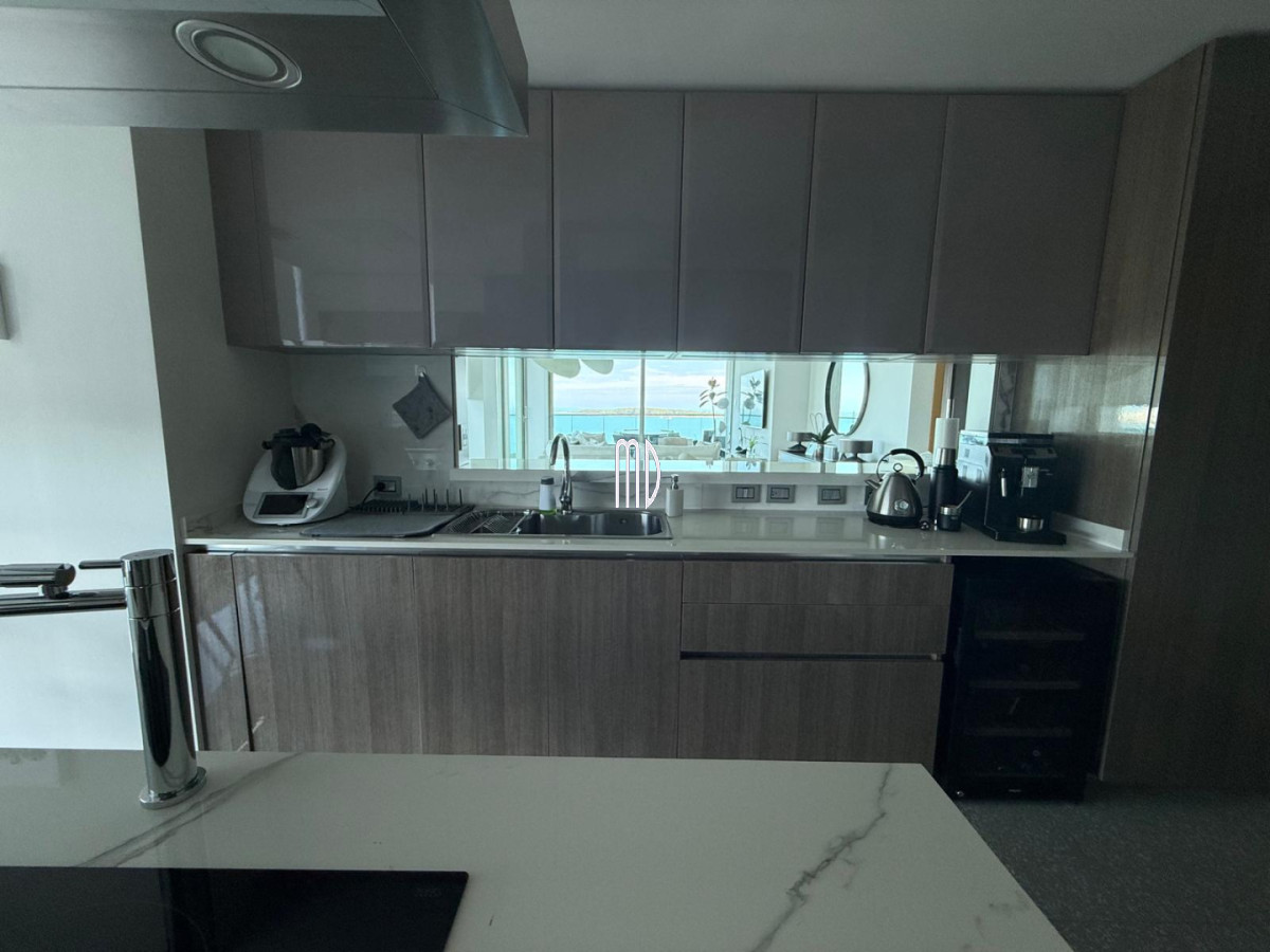 Apartamento ID.9097 - Apartamento de categoría en primera línea sobre Playa Mansa - Punta del Este REF.