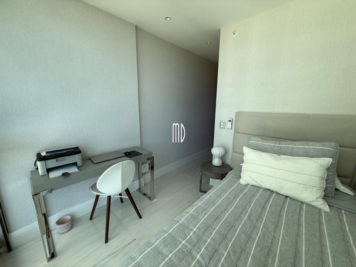 Apartamento ID.9097 - Apartamento de categoría en primera línea sobre Playa Mansa - Punta del Este REF.