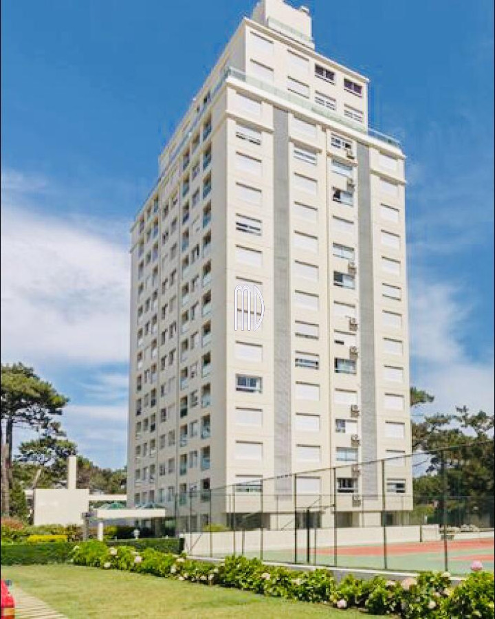 Apartamento ID.5975 - Excelente apartamento en muy buena ubicación en edificio Doce Lunas con todo los servicios.Ref: 5975
