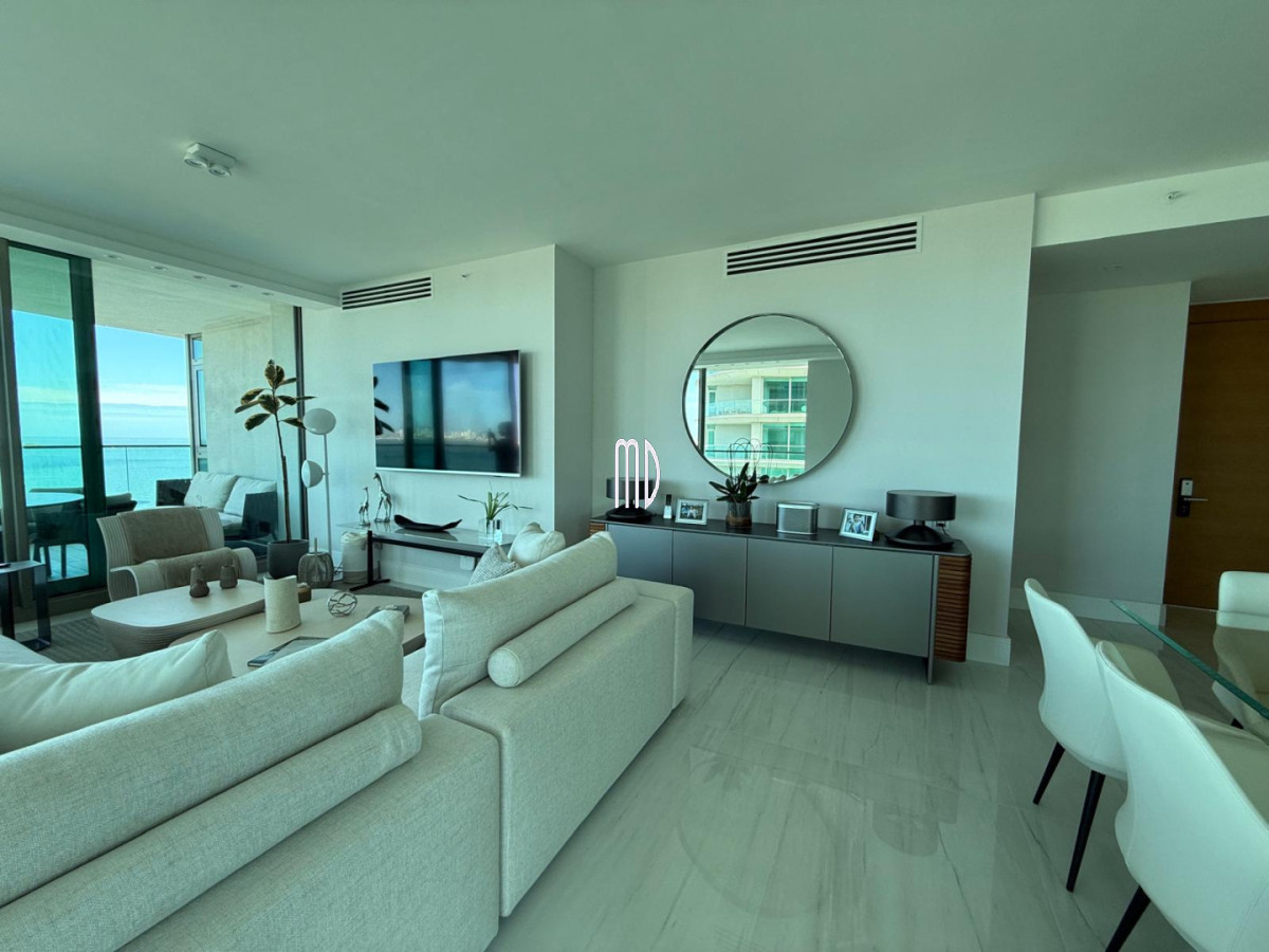 Apartamento ID.9097 - Apartamento de categoría en primera línea sobre Playa Mansa - Punta del Este REF.