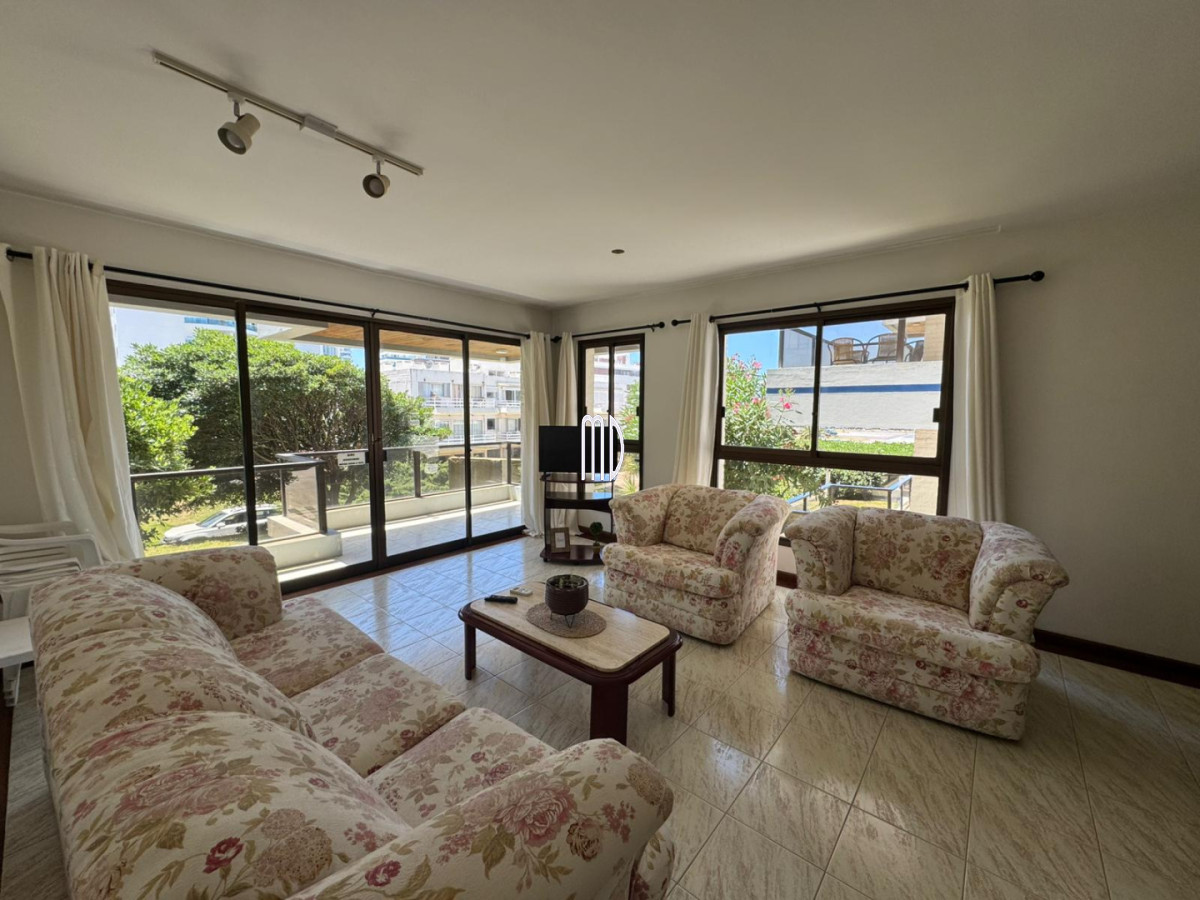 Apartamento ID.8910 - Departamento a 70 metros del mar - 2 dormitorios, 3 baños - Ideal alquiler anual o temporal. REF (8910)