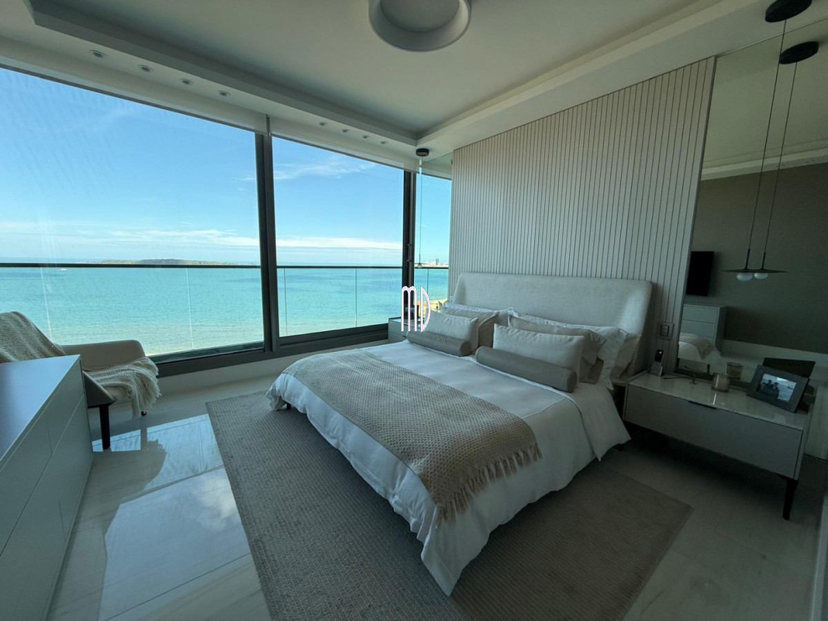 Apartamento ID.9097 - Apartamento de categoría en primera línea sobre Playa Mansa - Punta del Este REF.