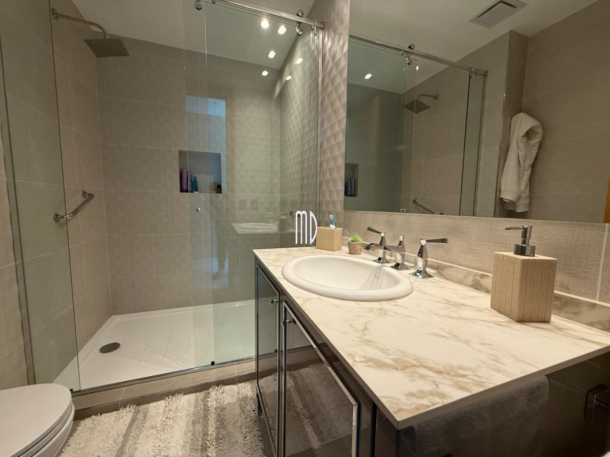 Apartamento ID.9097 - Apartamento de categoría en primera línea sobre Playa Mansa - Punta del Este REF.