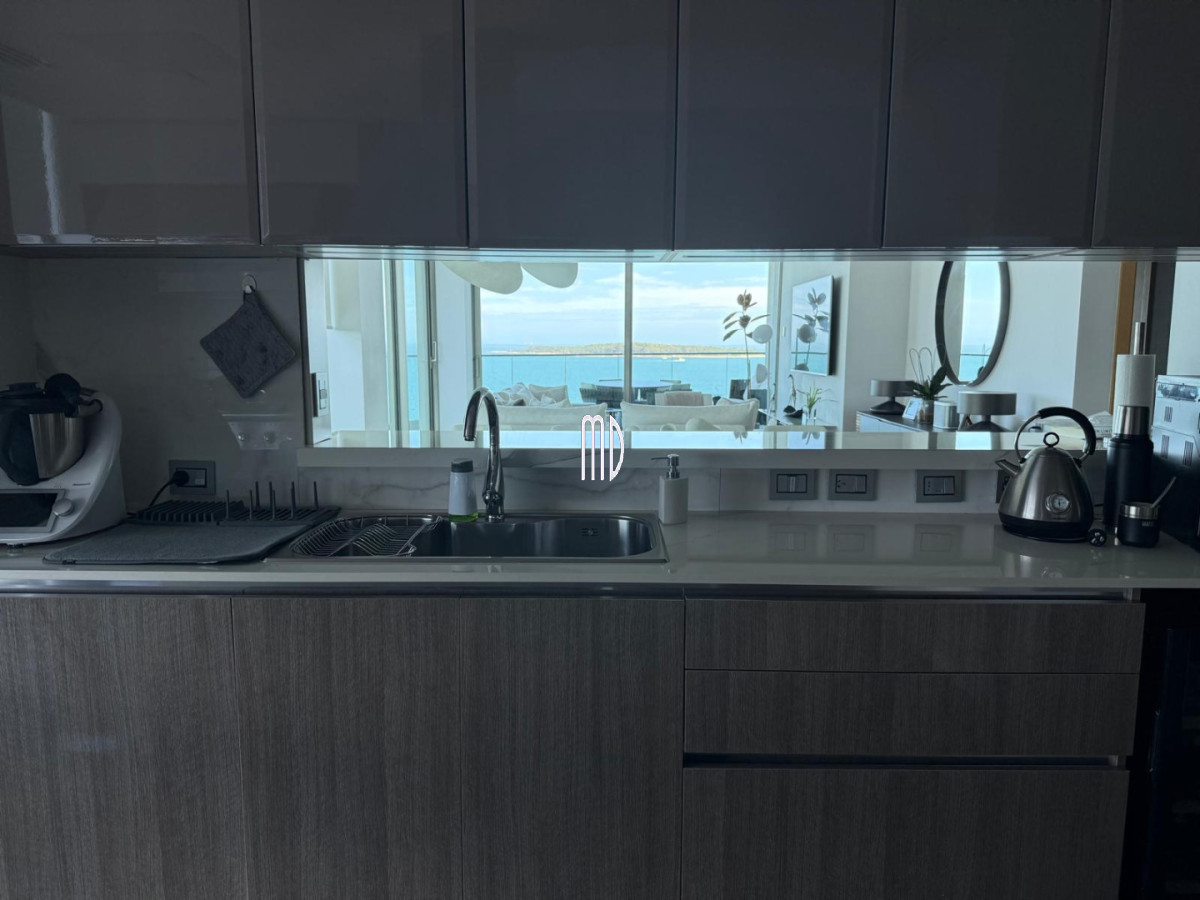 Apartamento ID.9097 - Apartamento de categoría en primera línea sobre Playa Mansa - Punta del Este REF.