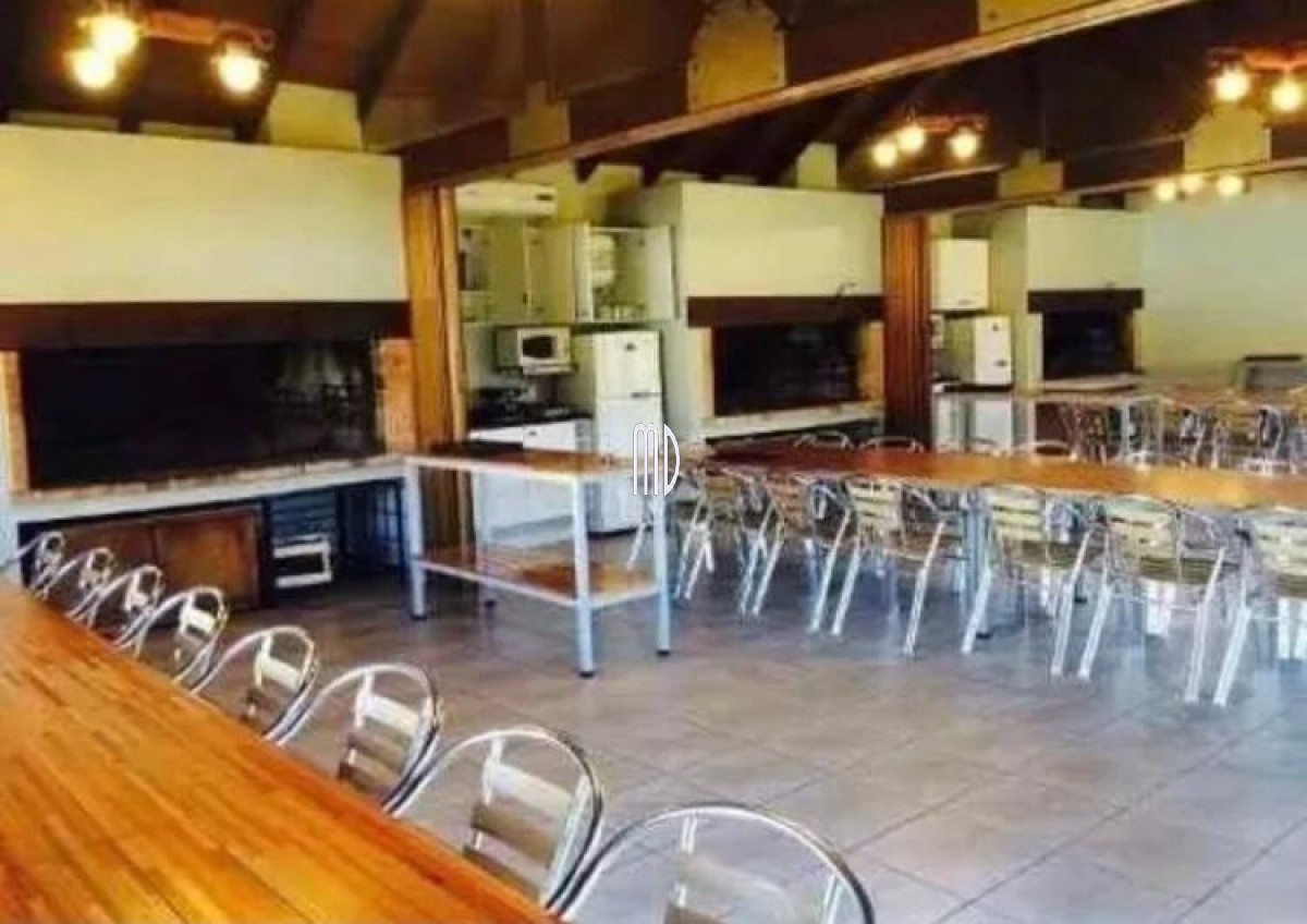 Apartamento ID.5975 - Excelente apartamento en muy buena ubicación en edificio Doce Lunas con todo los servicios.Ref: 5975