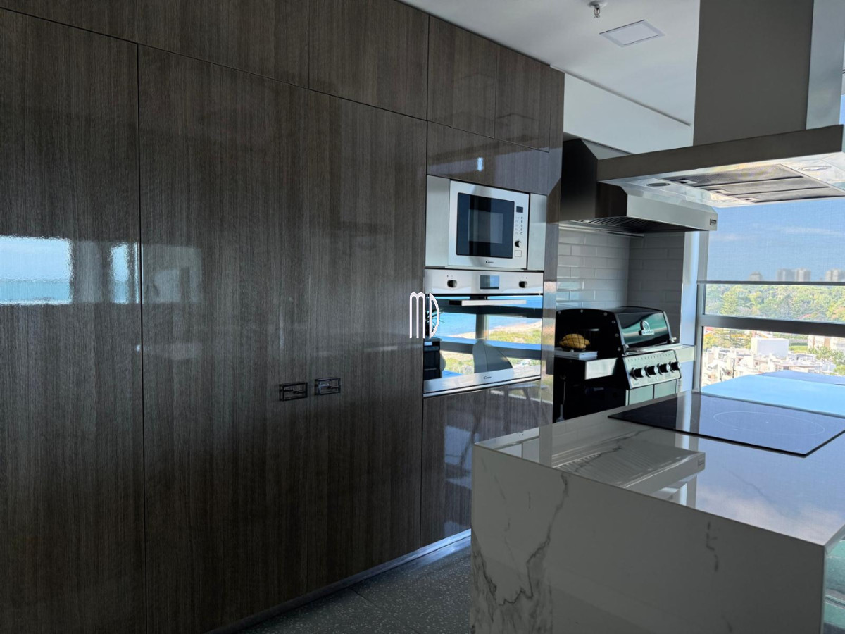 Apartamento ID.9097 - Apartamento de categoría en primera línea sobre Playa Mansa - Punta del Este REF.