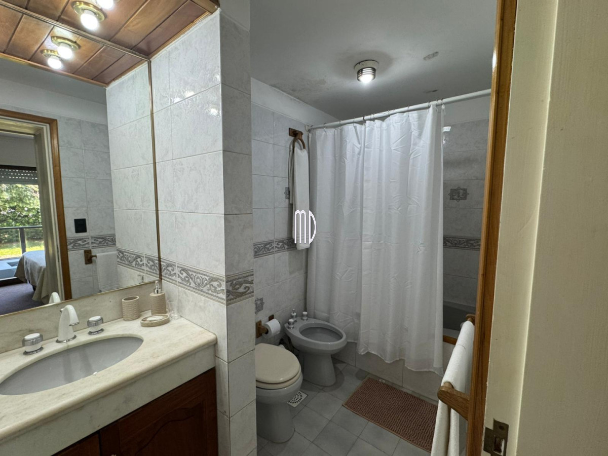 Apartamento ID.8910 - Departamento a 70 metros del mar - 2 dormitorios, 3 baños - Ideal alquiler anual o temporal. REF (8910)