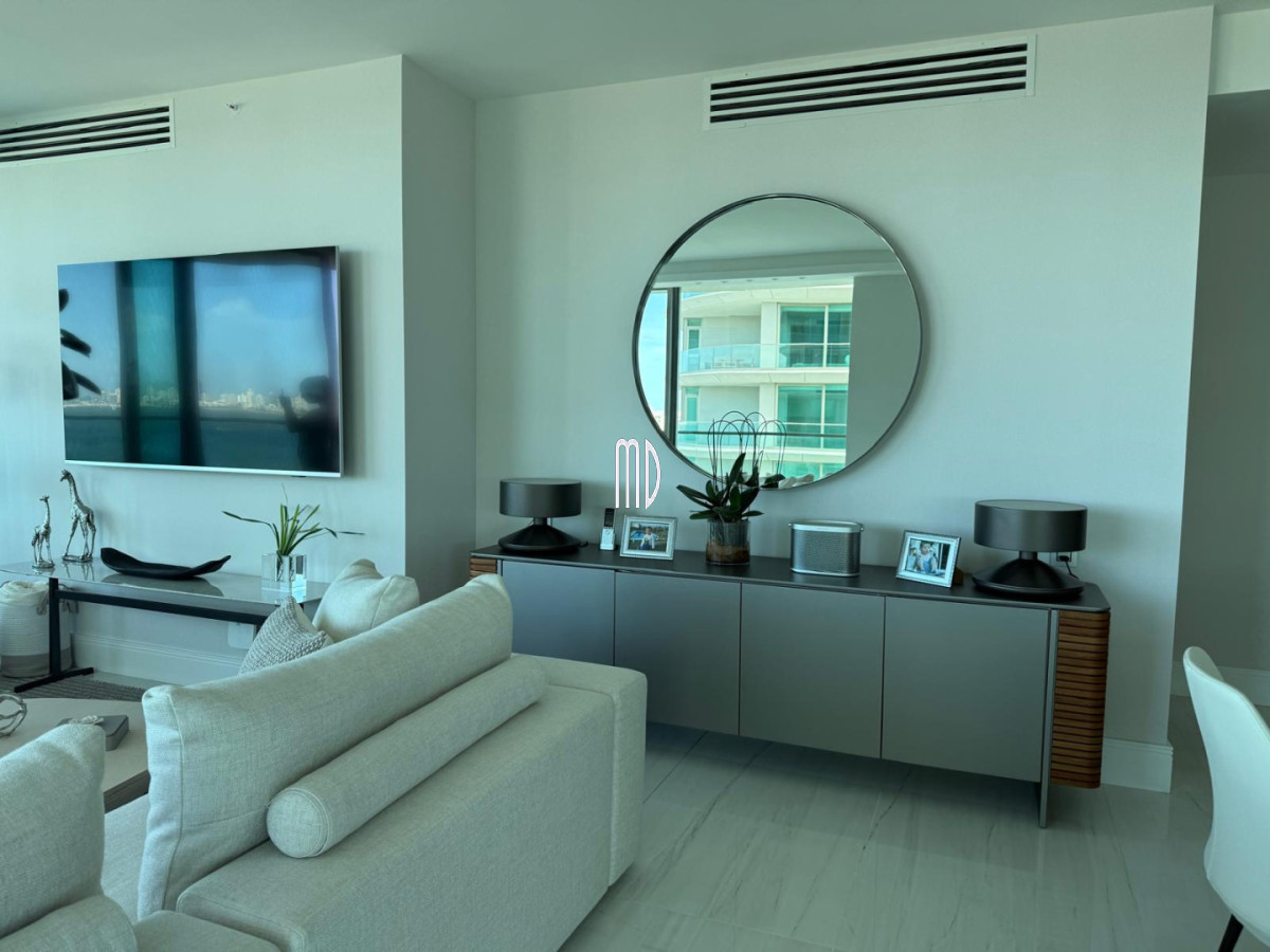 Apartamento ID.9097 - Apartamento de categoría en primera línea sobre Playa Mansa - Punta del Este REF.