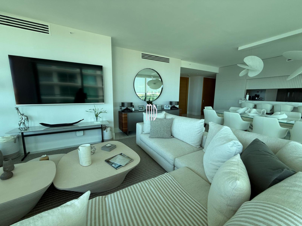 Apartamento ID.9097 - Apartamento de categoría en primera línea sobre Playa Mansa - Punta del Este REF.