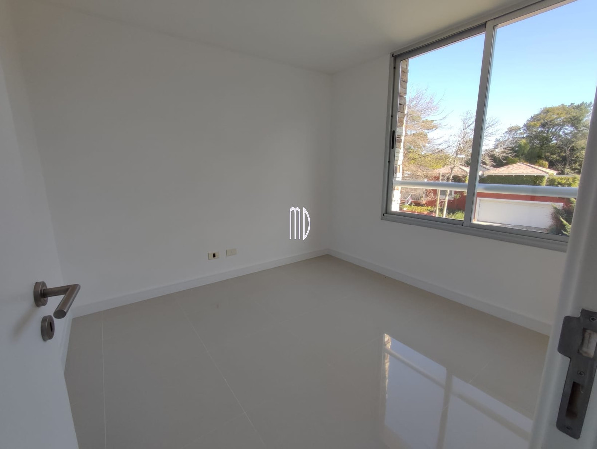 Apartamento ID.5994 - Espectacular apartamento a una cuadra de playa brava. 