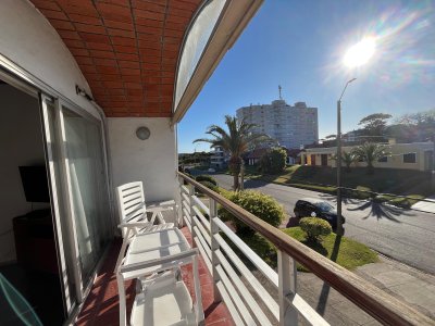 HERMOSO DEPTO A PASITOS DEL MAR. REF: 5862