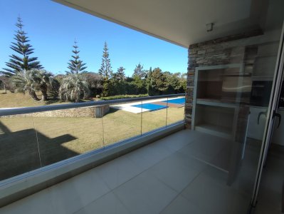 Espectacular apartamento a una cuadra de playa brava. 