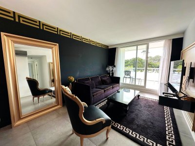 Muy lindo apartamento de 2 dormitorios en edificio con todos los servicios. REF: 7871