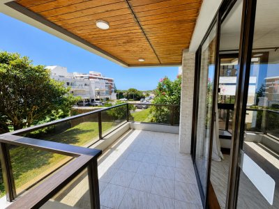 Departamento Carmar a 70 metros del mar - 2 dormitorios, 3 baños - Ideal alquiler anual o temporal. REF (8910)