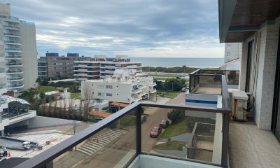 Muy lindo penthouse a solo pasos del mar. REF:8258
