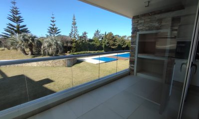 Espectacular apartamento a una cuadra de playa brava.