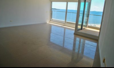 OPORTUNIDAD Apartamento 3 dormitorios en suite, con vista al mar
