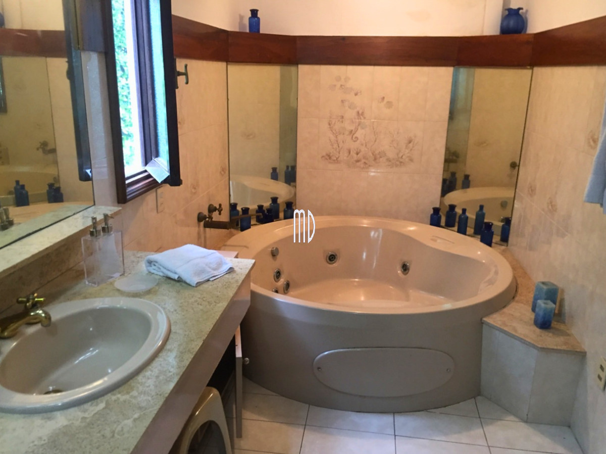 Casa ID.6134 - Espectacular propiedad en Playa Mansa a metros del Mar