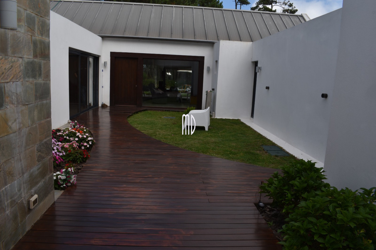 Casa ID.9024 - Moderna residencia con piscina climatizada y apartamento independiente. REF(9024)