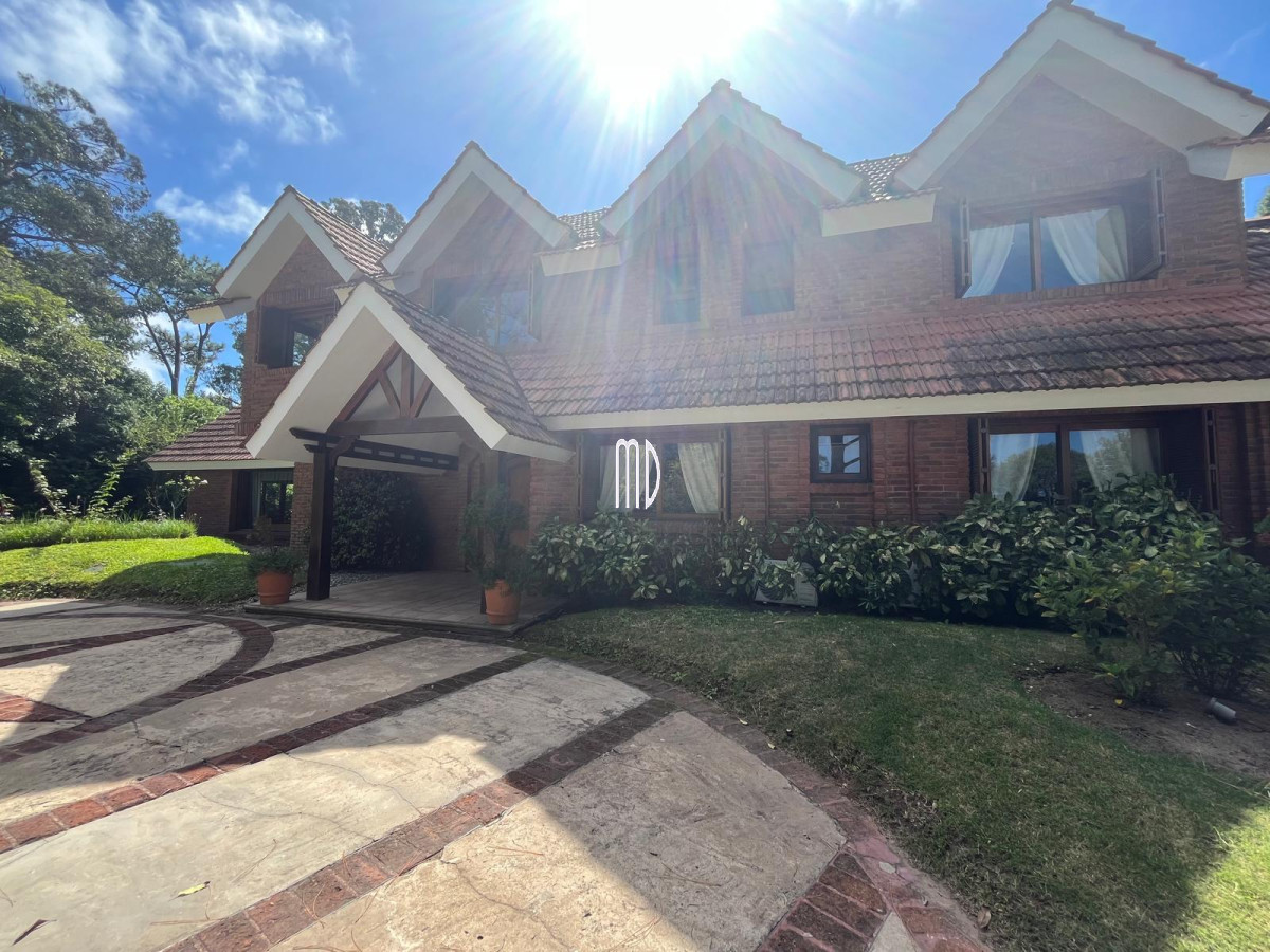 Casa ID.8190 - Espectacular Casa en Venta – Ubicación Exclusiva a Metros del Mar 