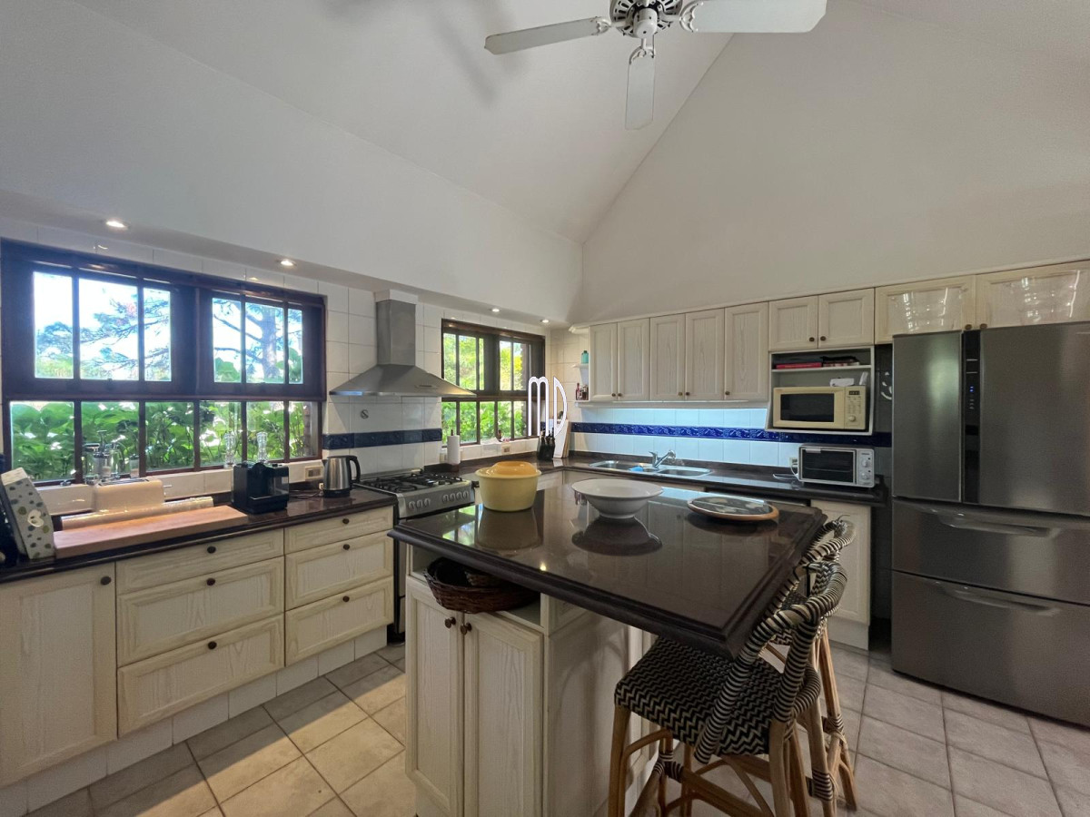 Casa ID.8190 - Espectacular Casa en Venta – Ubicación Exclusiva a Metros del Mar 