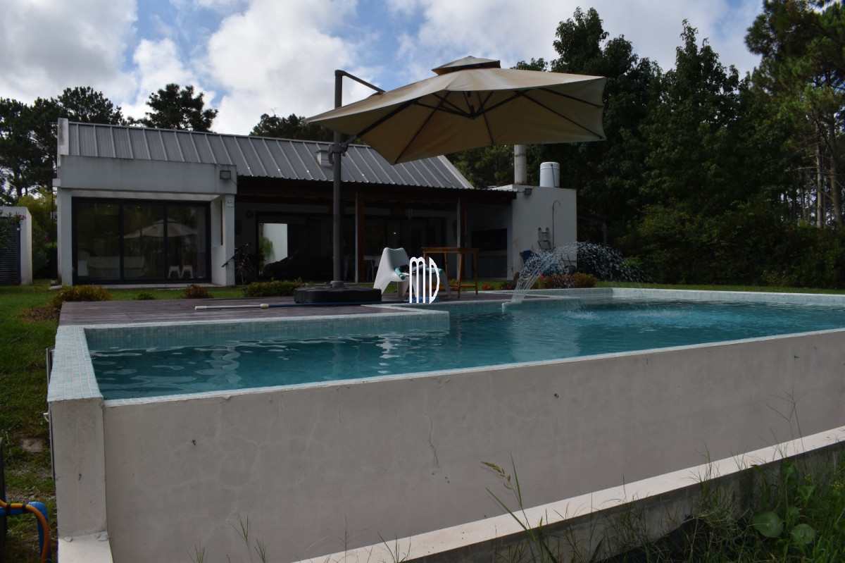 Casa ID.9024 - Moderna residencia con piscina climatizada y apartamento independiente. REF(9024)