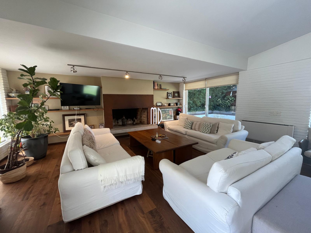 Casa ID.8191 - Hermosa Casa en Venta – Espaciosa, Luminosa y con Jardín con Piscina. REF:8191