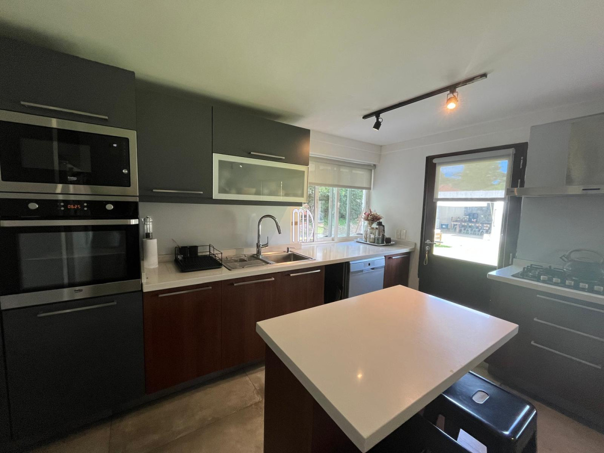 Casa ID.8191 - Hermosa Casa en Venta – Espaciosa, Luminosa y con Jardín con Piscina. REF:8191
