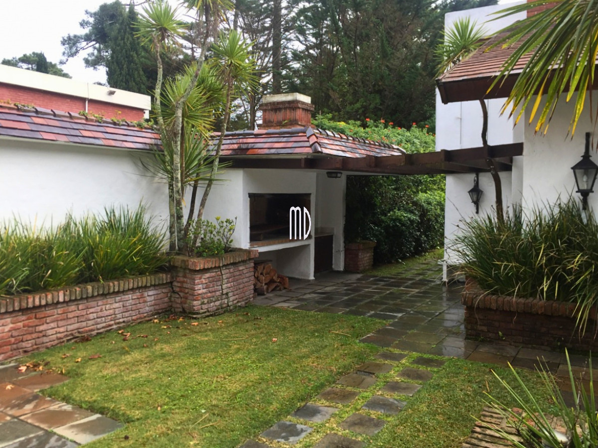 Casa ID.6134 - Espectacular propiedad en Playa Mansa a metros del Mar
