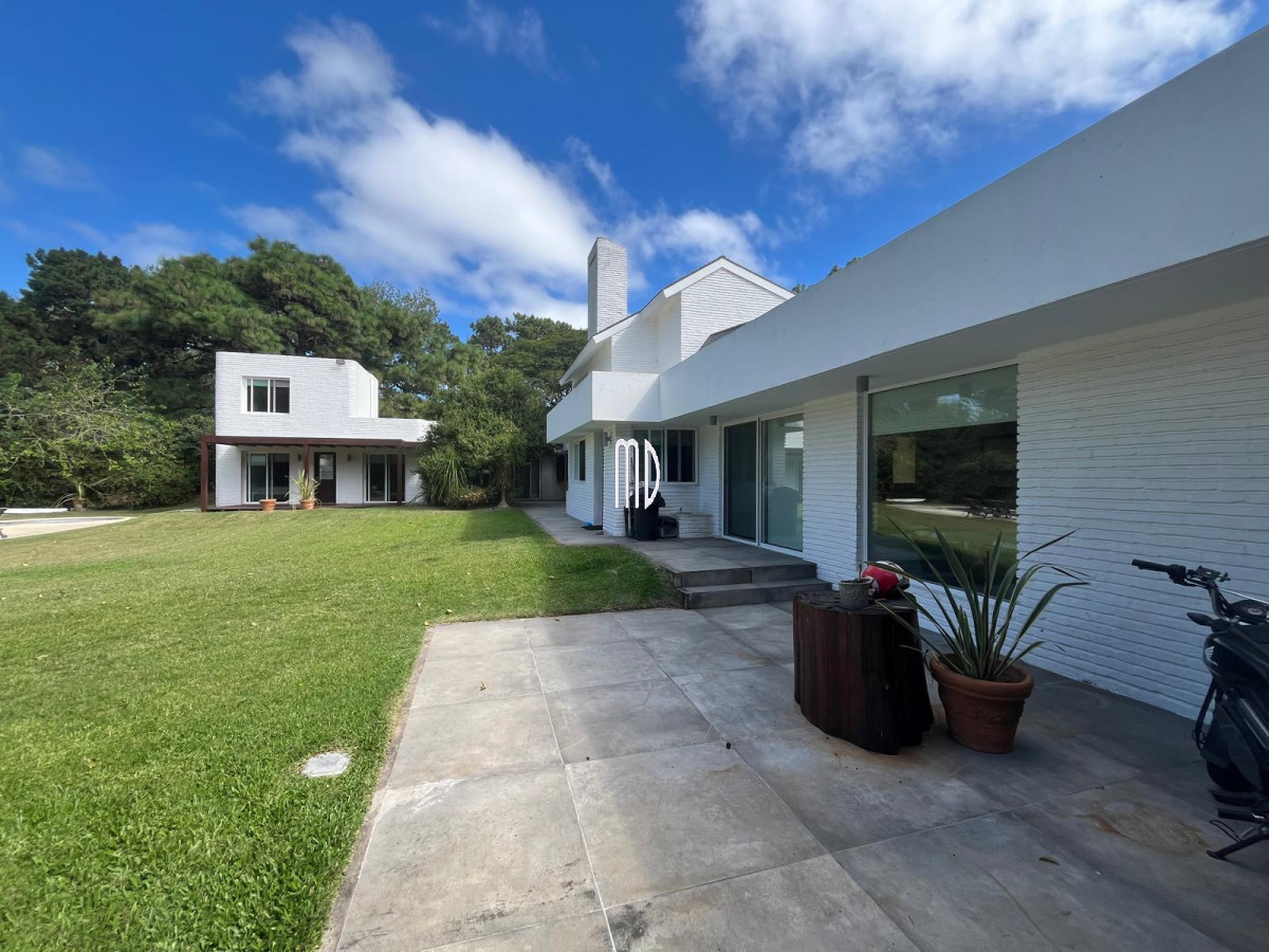 Casa ID.8191 - Hermosa Casa en Venta – Espaciosa, Luminosa y con Jardín con Piscina. REF:8191