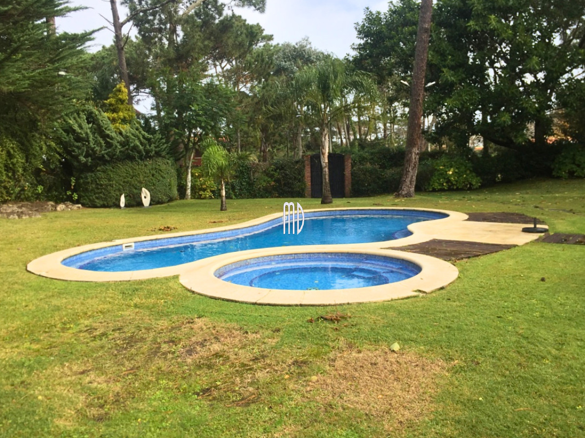 Casa ID.6134 - Espectacular propiedad en Playa Mansa a metros del Mar