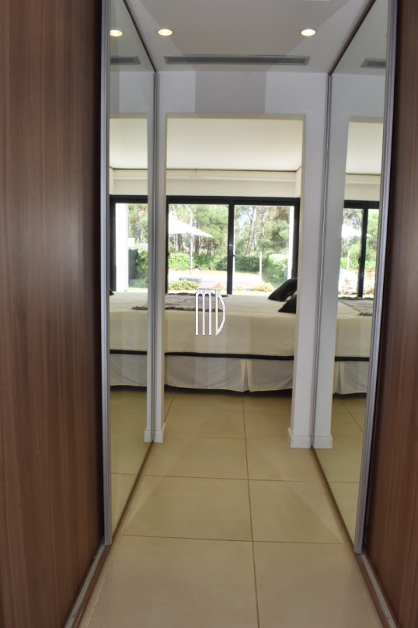 Casa ID.9024 - Moderna residencia con piscina climatizada y apartamento independiente. REF(9024)