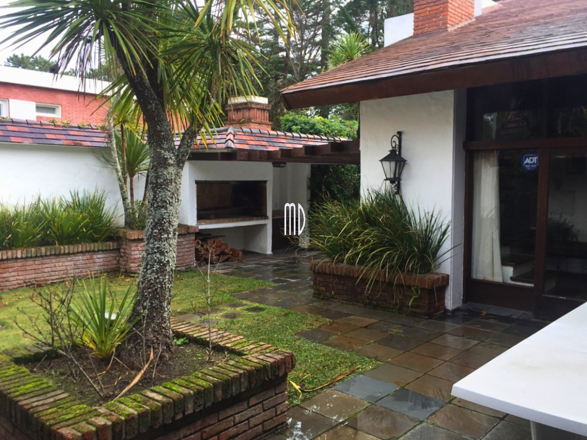 Casa ID.6134 - Espectacular propiedad en Playa Mansa a metros del Mar