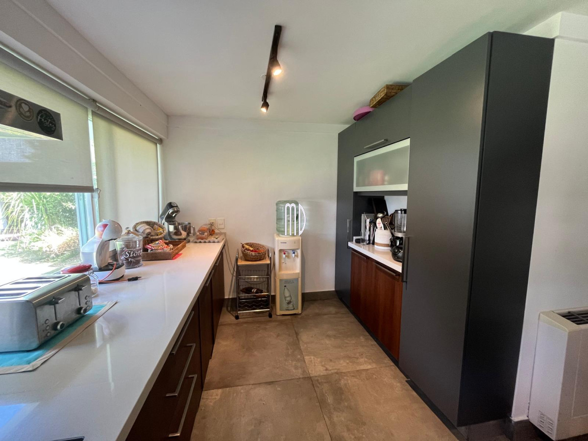 Casa ID.8191 - Hermosa Casa en Venta – Espaciosa, Luminosa y con Jardín con Piscina. REF:8191