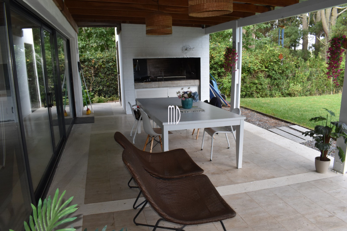 Casa ID.9024 - Moderna residencia con piscina climatizada y apartamento independiente. REF(9024)