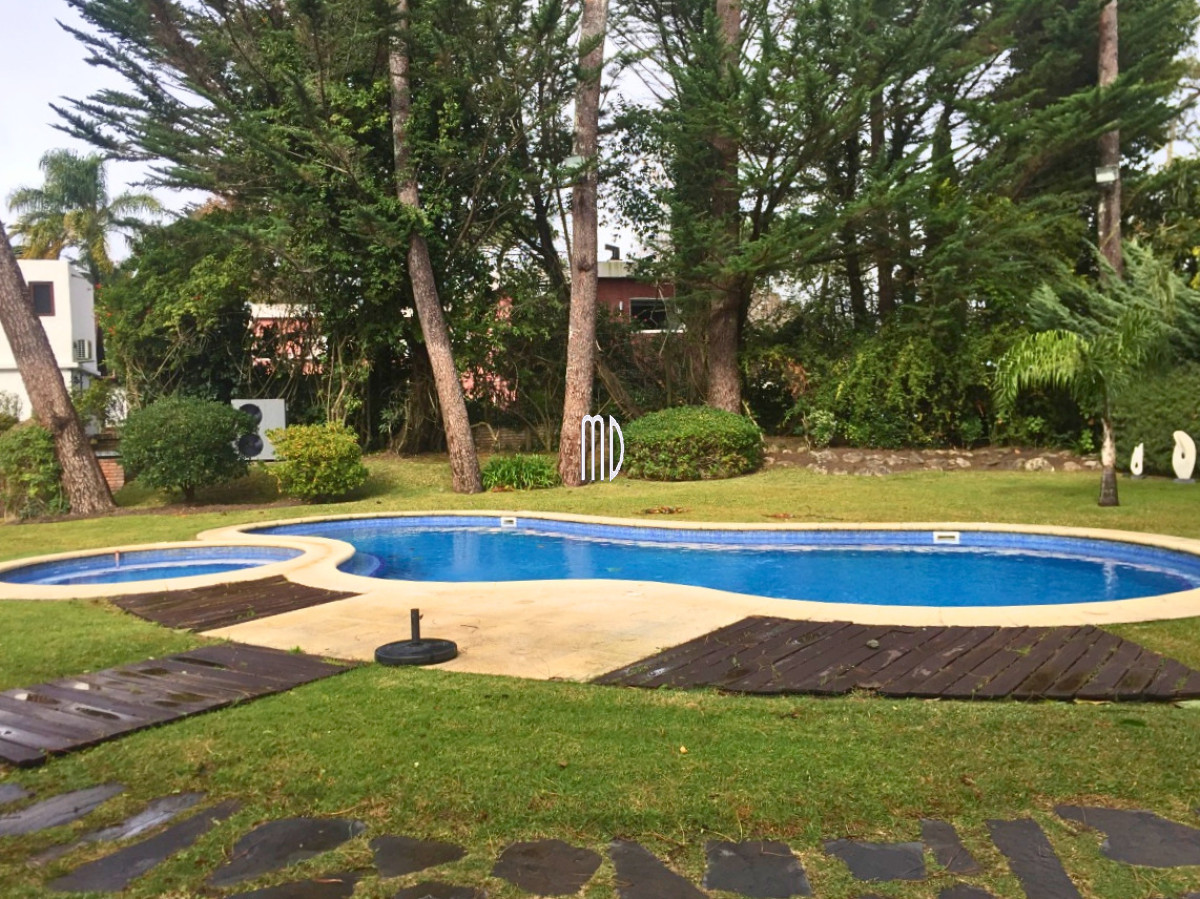 Casa ID.6134 - Espectacular propiedad en Playa Mansa a metros del Mar