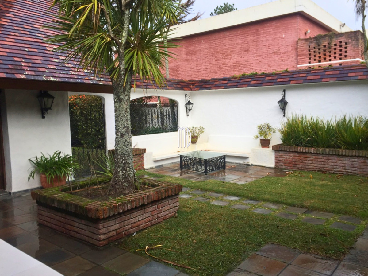 Casa ID.6134 - Espectacular propiedad en Playa Mansa a metros del Mar