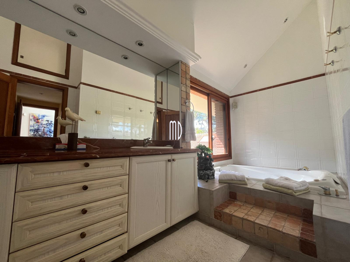 Casa ID.8190 - Espectacular Casa en Venta – Ubicación Exclusiva a Metros del Mar 