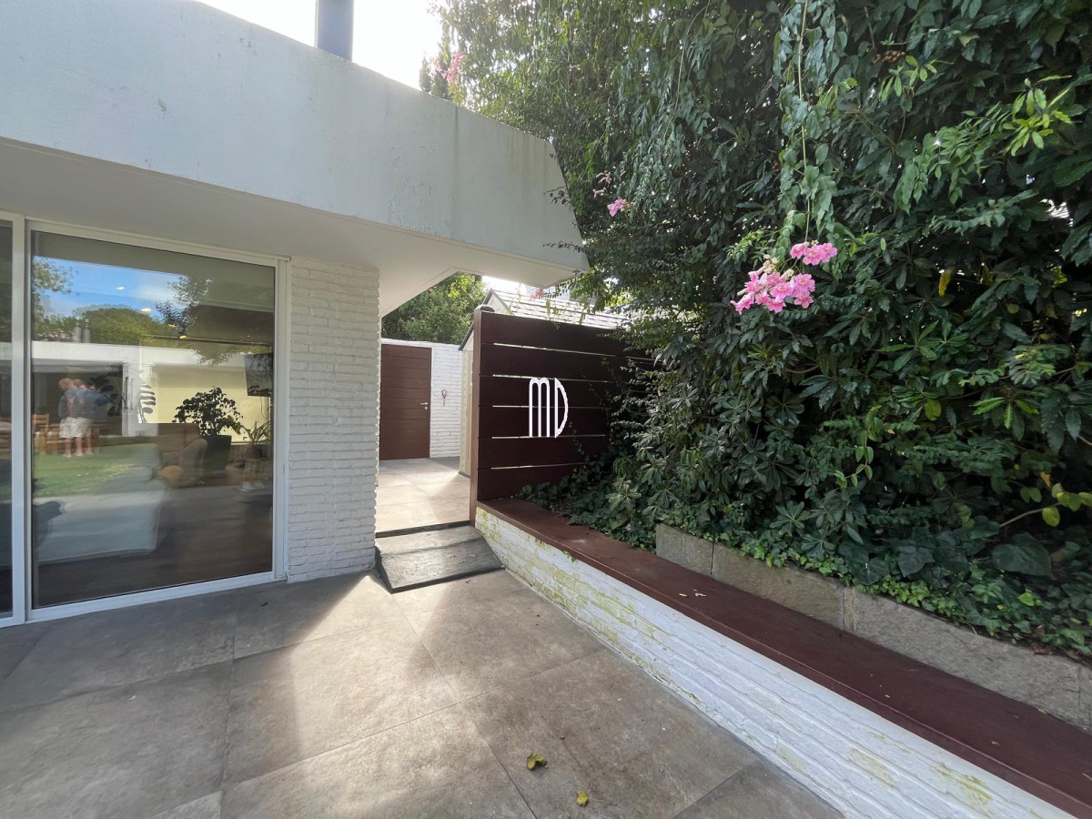 Casa ID.8191 - Hermosa Casa en Venta – Espaciosa, Luminosa y con Jardín con Piscina. REF:8191