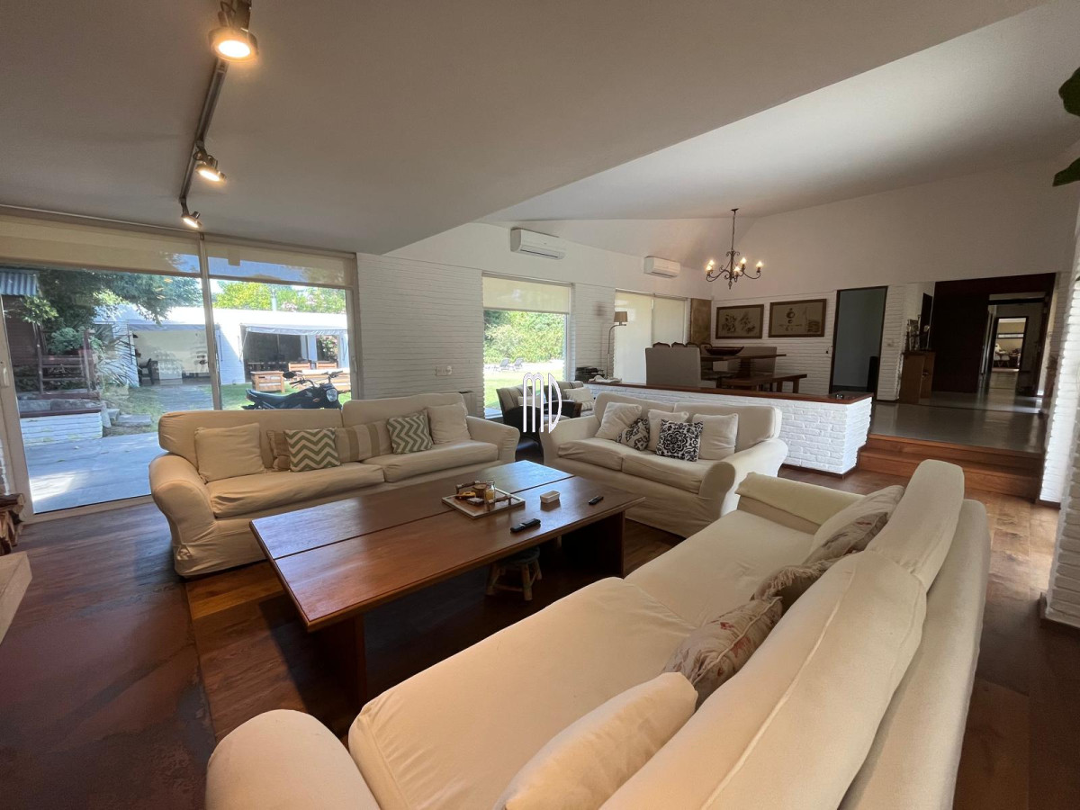 Casa ID.8191 - Hermosa Casa en Venta – Espaciosa, Luminosa y con Jardín con Piscina. REF:8191