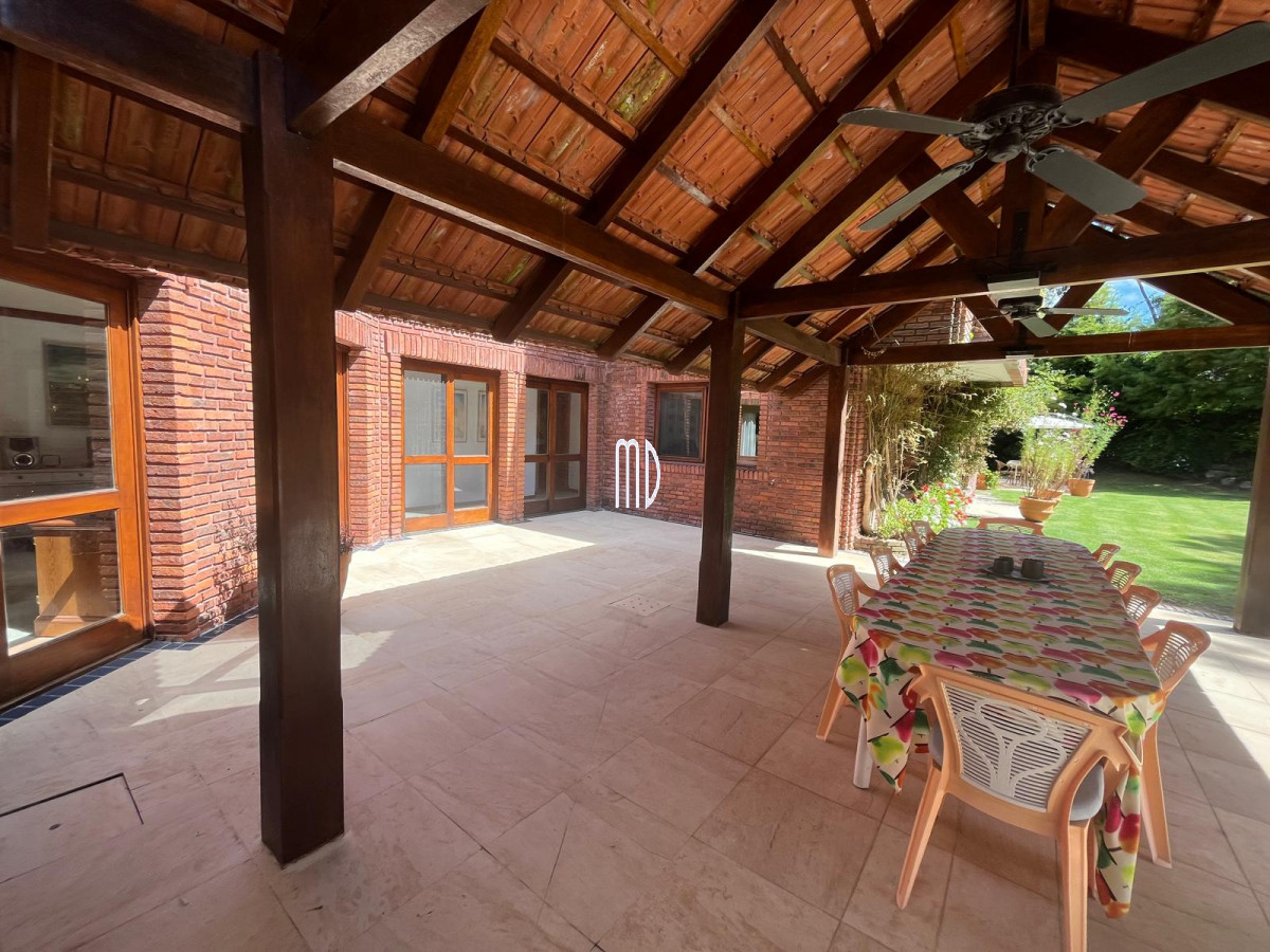 Casa ID.8190 - Espectacular Casa en Venta – Ubicación Exclusiva a Metros del Mar 