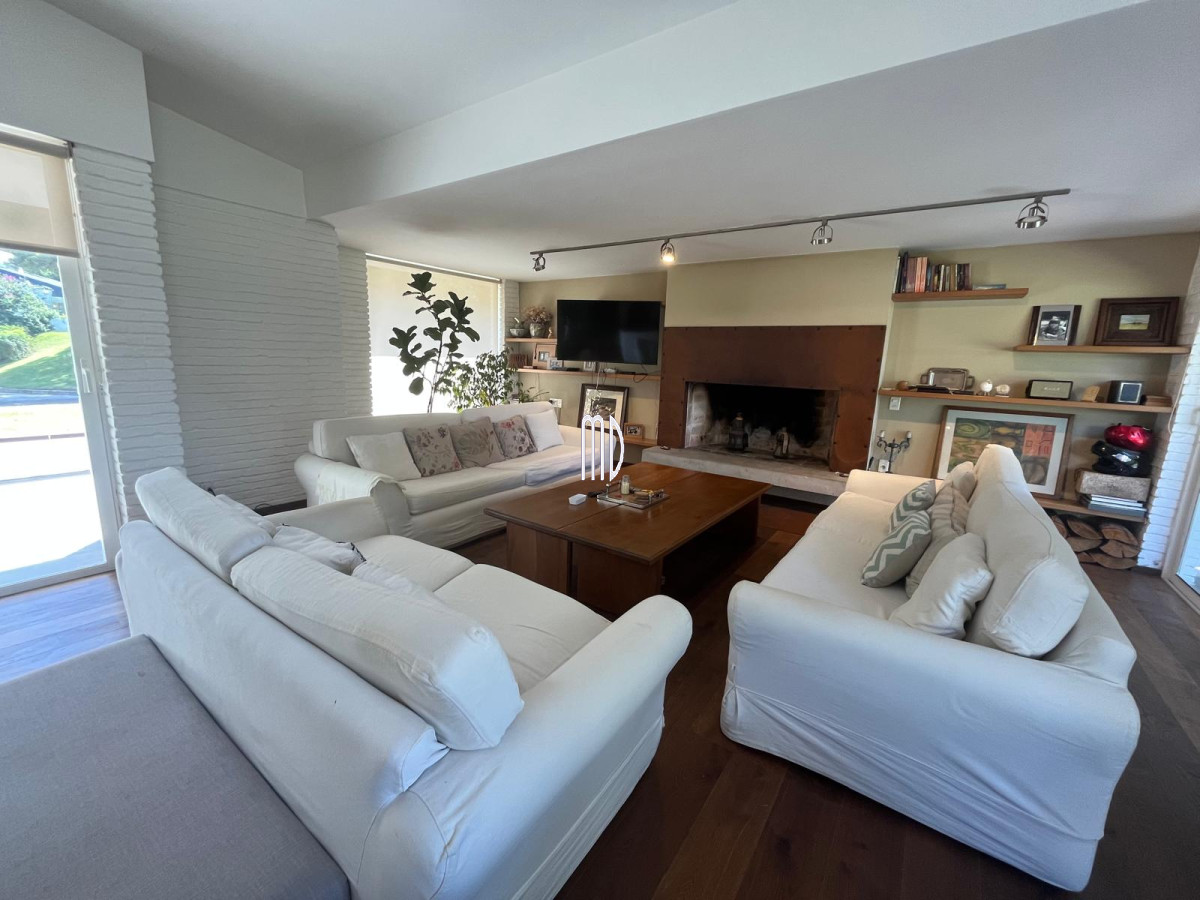 Casa ID.8191 - Hermosa Casa en Venta – Espaciosa, Luminosa y con Jardín con Piscina. REF:8191