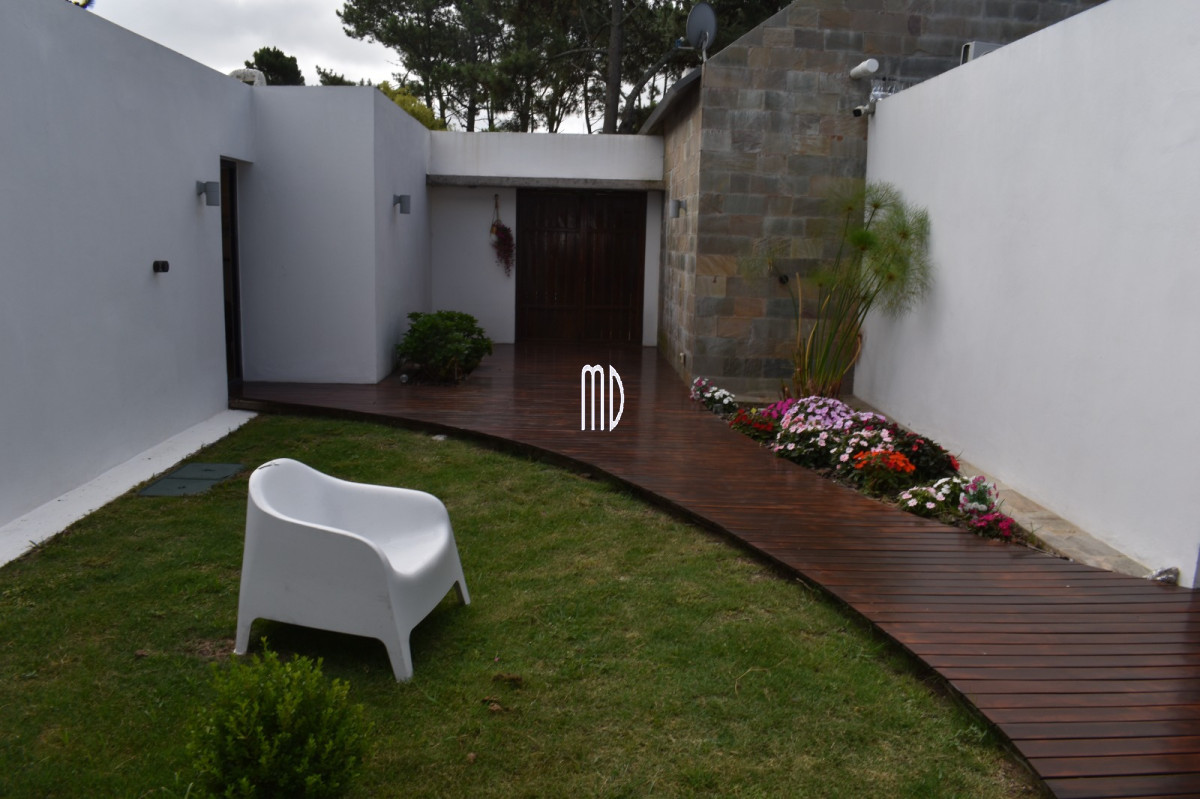 Casa ID.9024 - Moderna residencia con piscina climatizada y apartamento independiente. REF(9024)