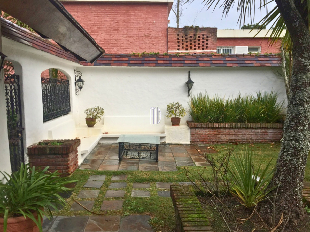 Casa ID.6134 - Espectacular propiedad en Playa Mansa a metros del Mar