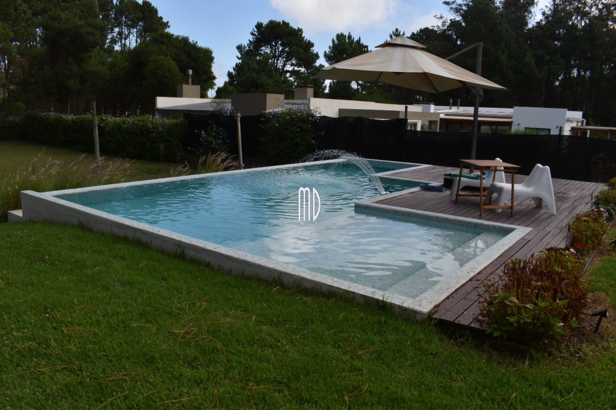 Casa ID.9024 - Moderna residencia con piscina climatizada y apartamento independiente. REF(9024)