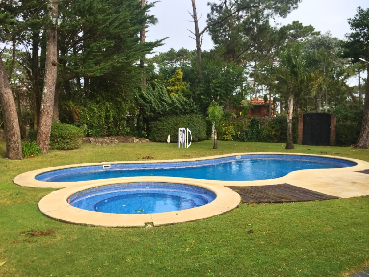 Casa ID.6134 - Espectacular propiedad en Playa Mansa a metros del Mar
