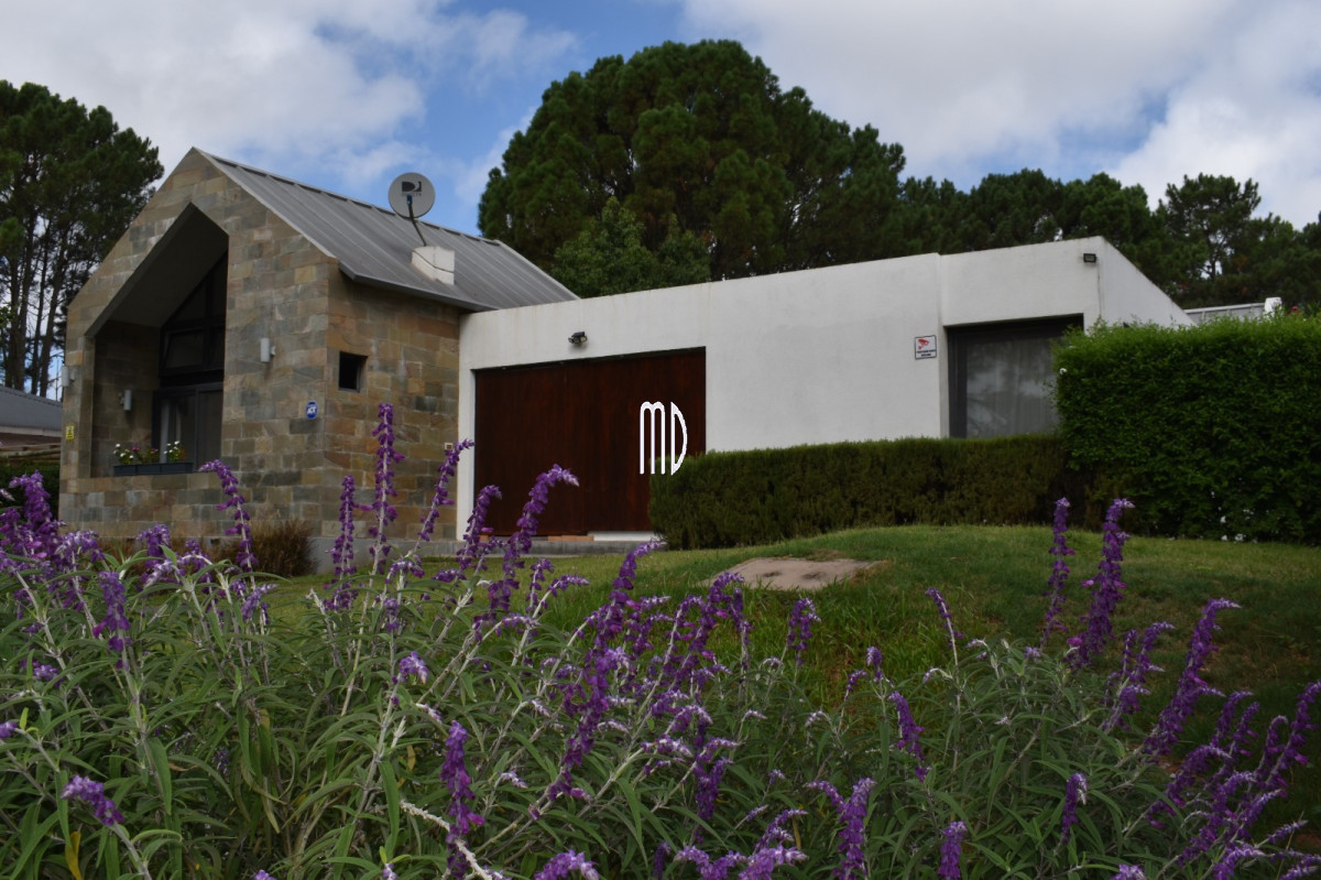 Casa ID.9024 - Moderna residencia con piscina climatizada y apartamento independiente. REF(9024)