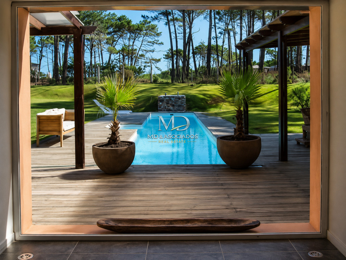 Espectacular propiedad con piscina en barrio privado Laguna Blanca. Ref:5627