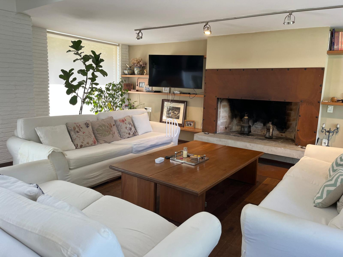 Casa ID.8191 - Hermosa Casa en Venta – Espaciosa, Luminosa y con Jardín con Piscina. REF:8191