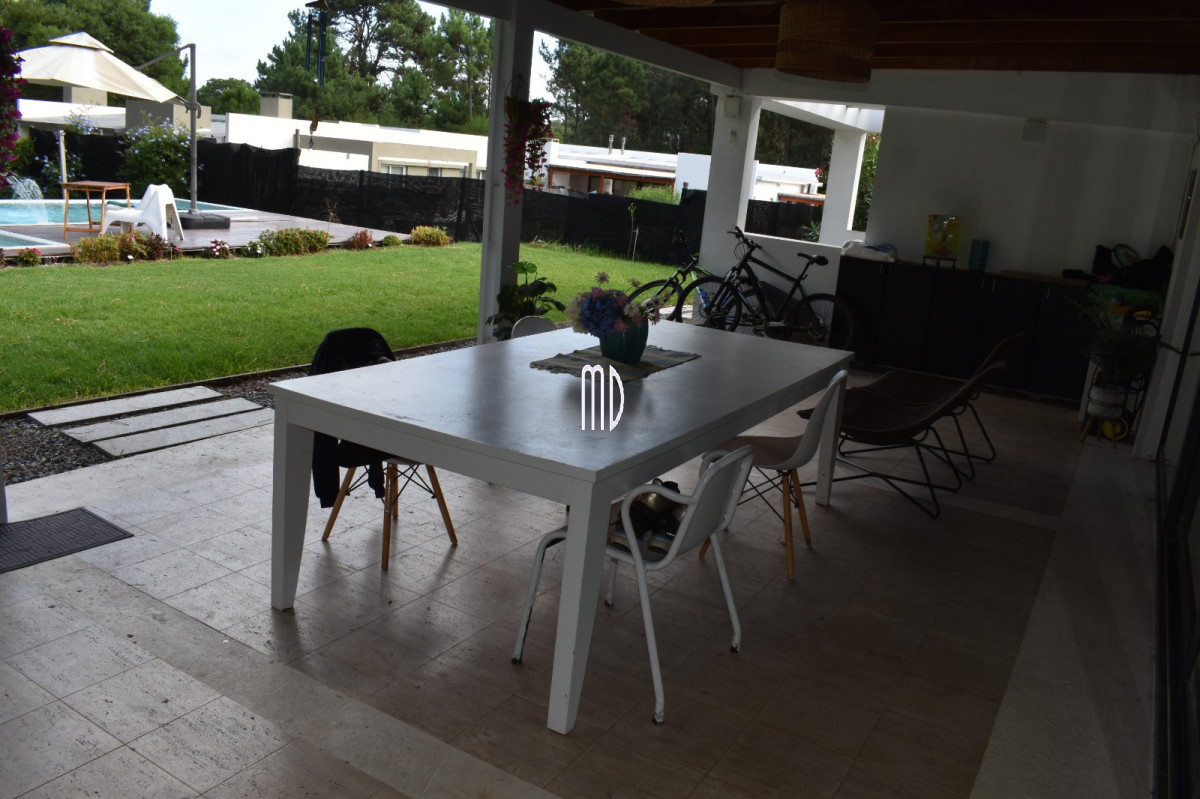 Casa ID.9024 - Moderna residencia con piscina climatizada y apartamento independiente. REF(9024)